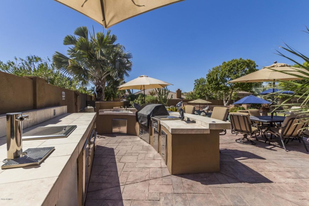 Outdoor kitchen Open House 319 w Thunderhill dr